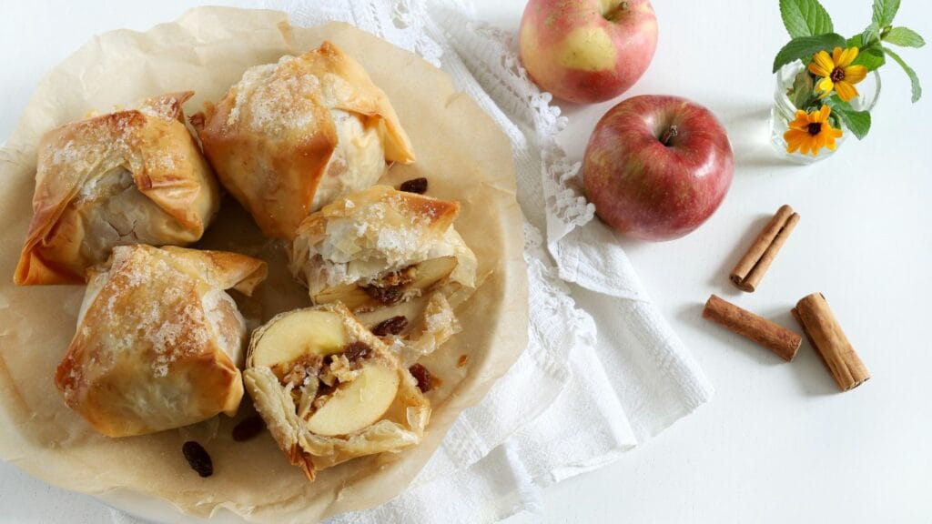 Light Dessert: Baked Apples with Cinnamon